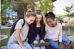 #GoogleForEducation #GrupoDeChicasViendoComputadora #Pedestal